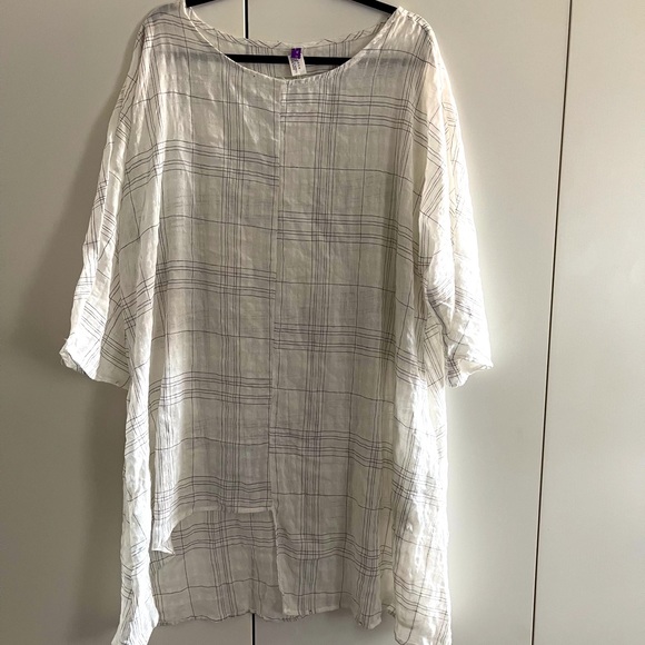 Romacci Tops - Romacci tunic in size 4X white/Black (16/18 US)
